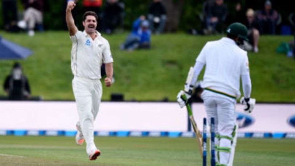 Colin de Grandhomme scythes through Azhar Ali's defense to pick up his first Test wicket