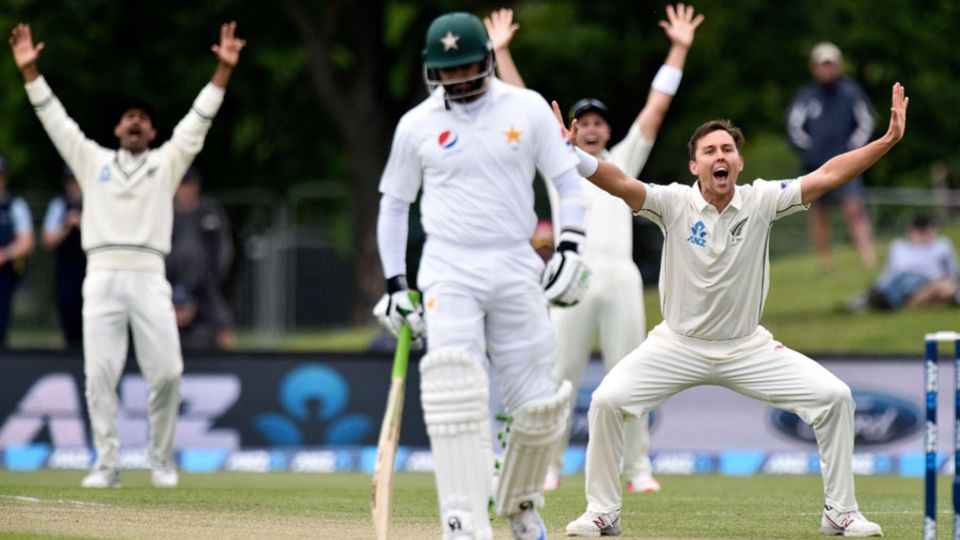 Trent Boult picked up three wickets in a burst of skillful swing bowling after lunch
