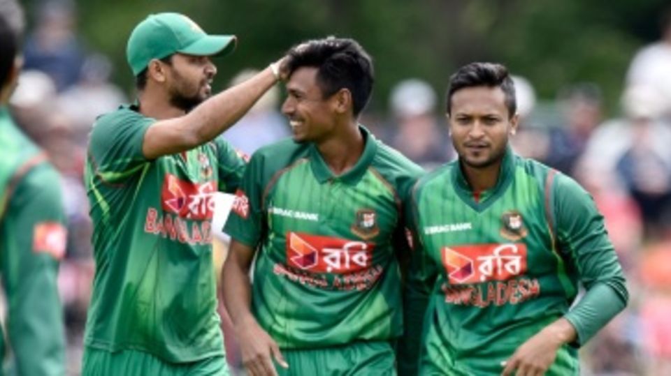 Mustafizur Rahman celebrates the wicket of Martin Guptill with team-mates