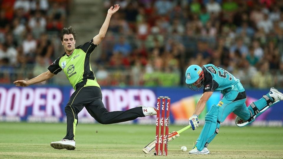 Pat Cummins attempts to run out Chris Lynn
