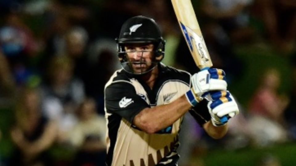 Colin de Grandhomme drills a drive