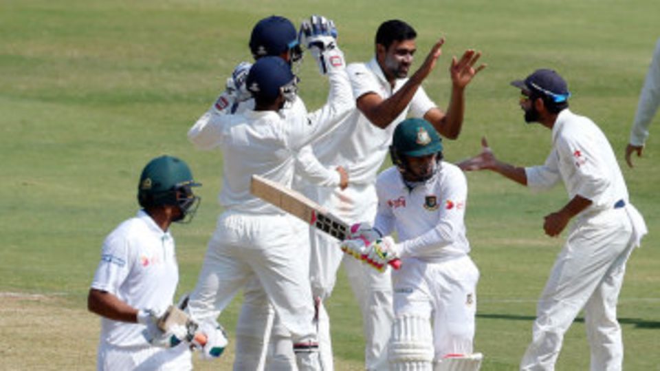 India congratulate R Ashwin on dismissing Mushfiqur Rahim