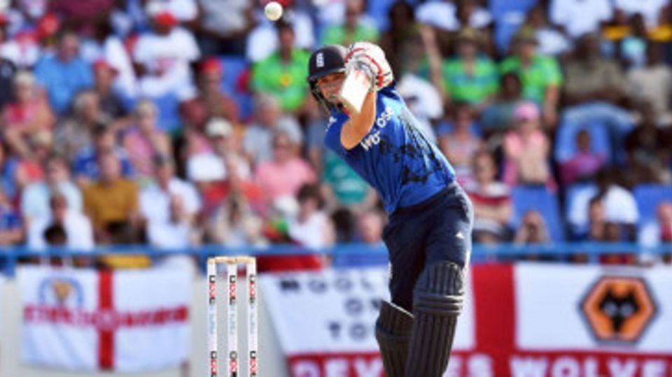 Chris Woakes lofts down the ground during a vital stand