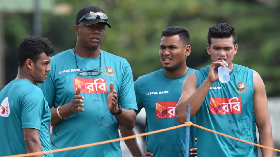 Courtney Walsh chats with Bangladesh seamers Kamrul Islam, Subashis Roy and Taskin Ahmed