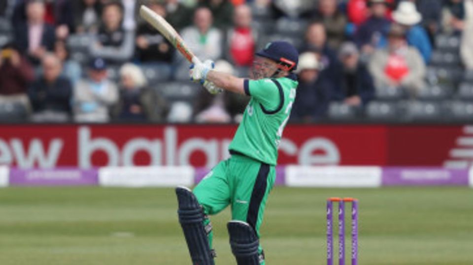 Ed Joyce swivels to pull