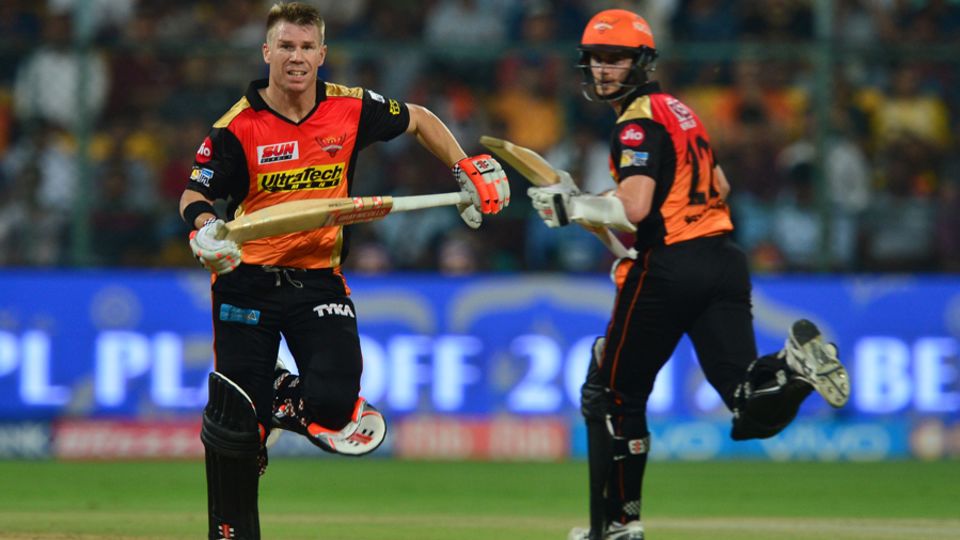 David Warner and Kane Williamson run between the wickets