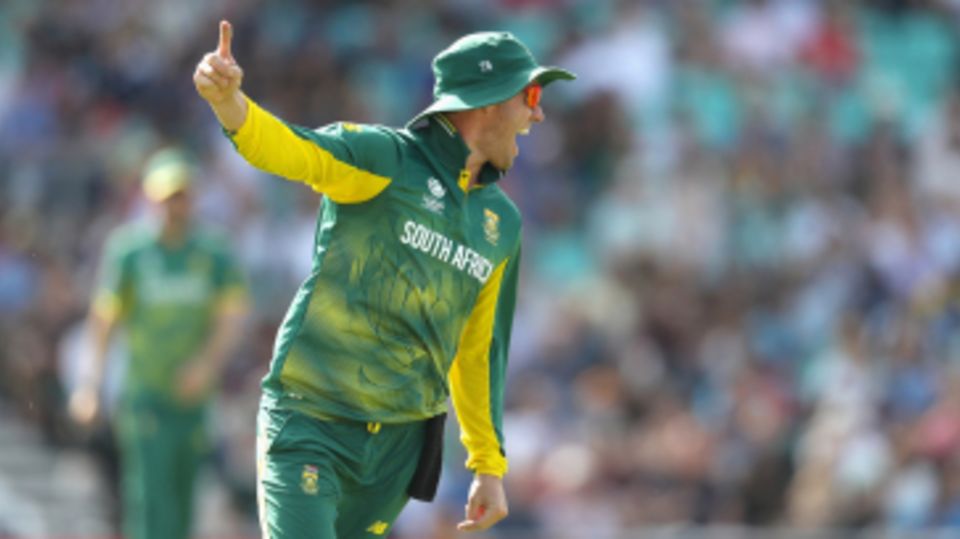 AB de Villiers exults after running out Dinesh Chandimal with a direct hit