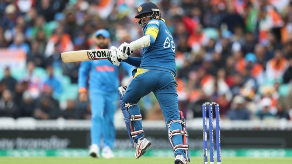 Angelo Mathews swivels into a pull