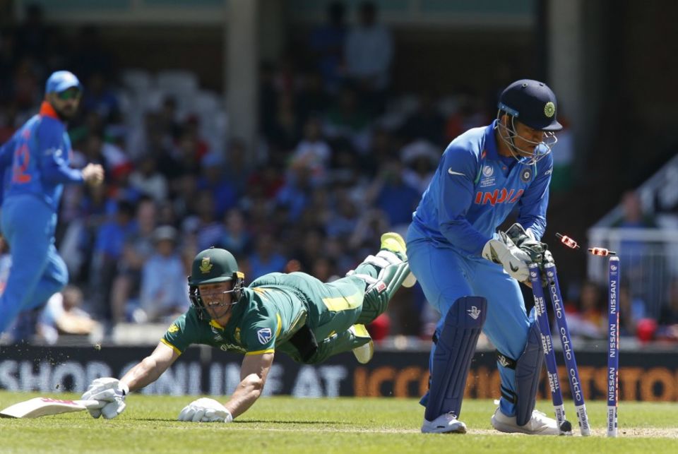 Another failed dive for de Villiers in a crucial game