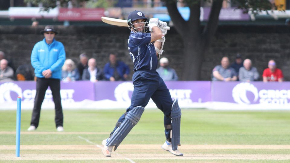 Kyle Coetzer cuts behind point to move into the 90s