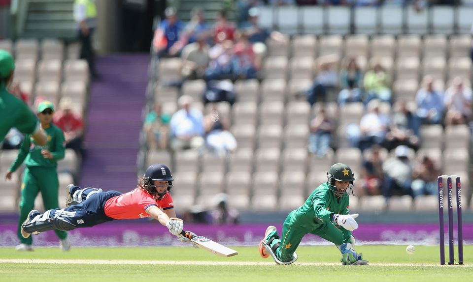 Mark Robinson: "I don't know if this has ever been assessed or not, but the women hit the stumps more than the men"