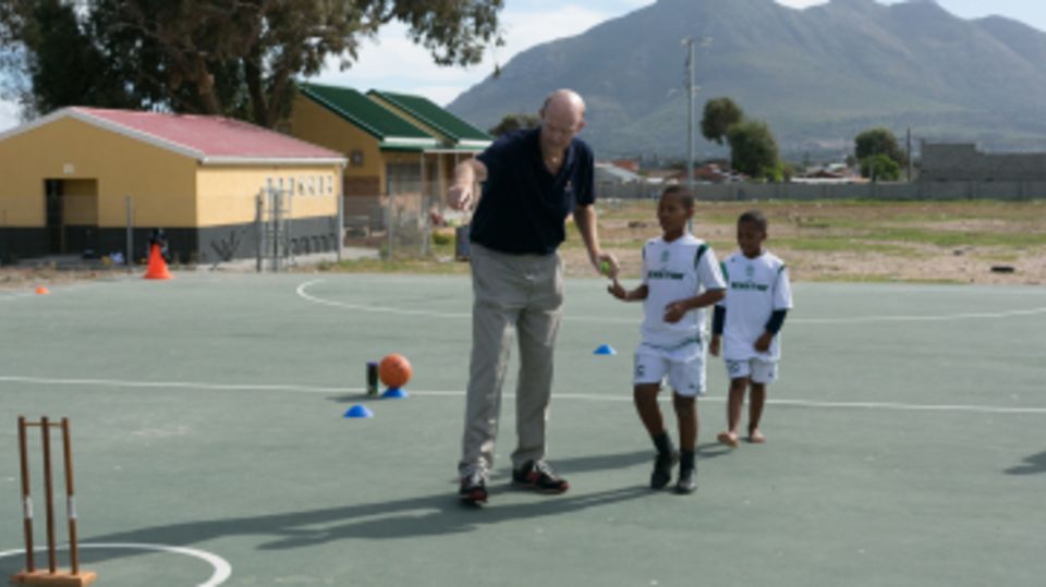 Vince van der Bijl coaches kids at Ukhanyo Primary School