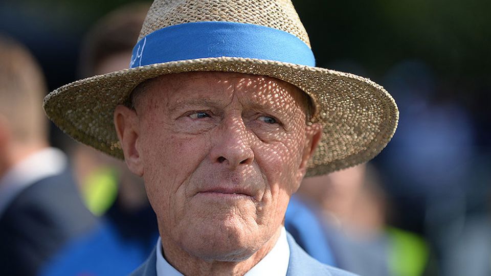 Geoff Boycott has apologised for his remarks at a VIP lunch