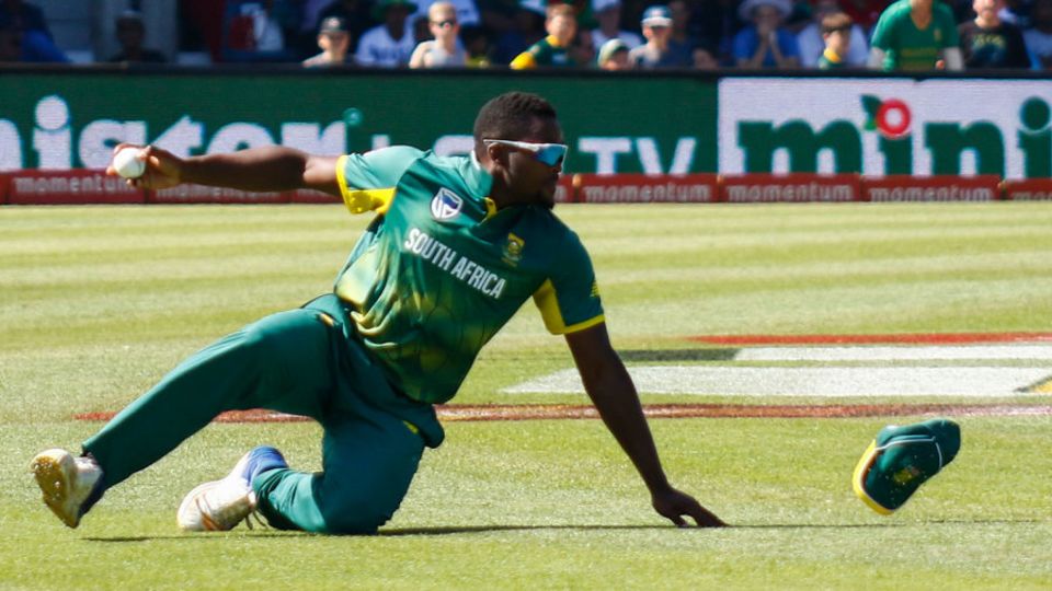 Andile Phehlukwayo slides in the field