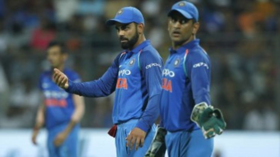 MS Dhoni and Virat Kohli make minor tweaks to the field simultaneously