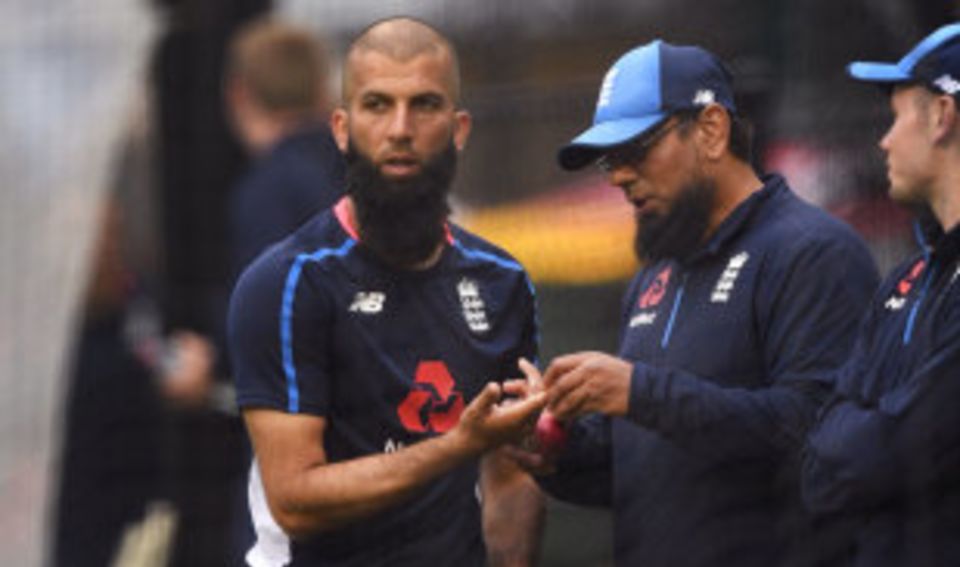Saqlain Mushtaq inspects Moeen Ali's injured finger