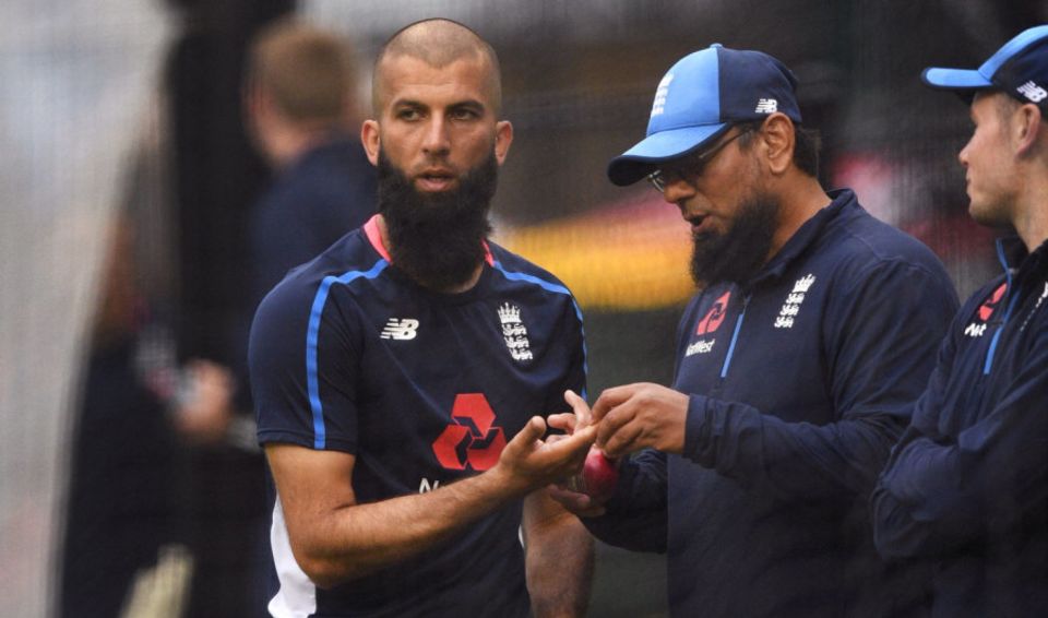 Saqlian Mushtaq examines Moeen Ali's injured finger