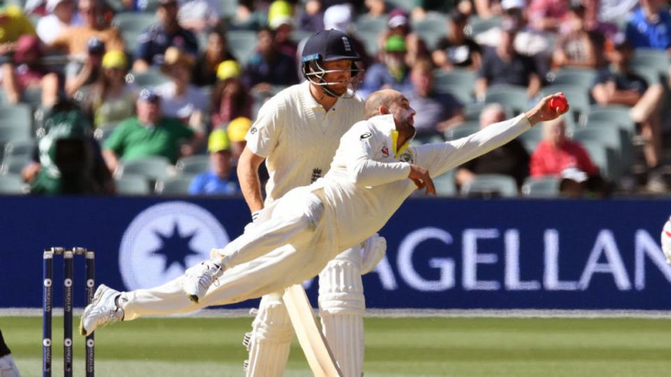 Nathan Lyon pulls off a stunning one-handed take off Moeen Ali