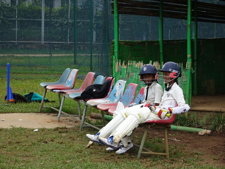 A pair of tots wait their turn in a trainees match