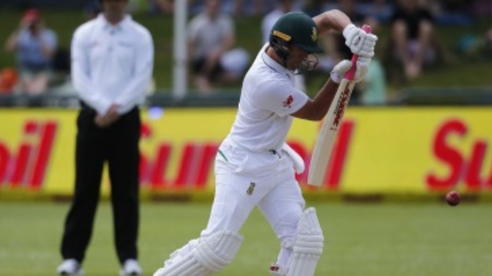AB de Villiers middles a defence