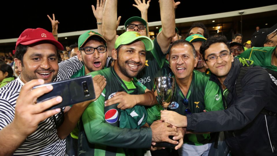 Sarfraz Ahmed takes a groupfie with his fans