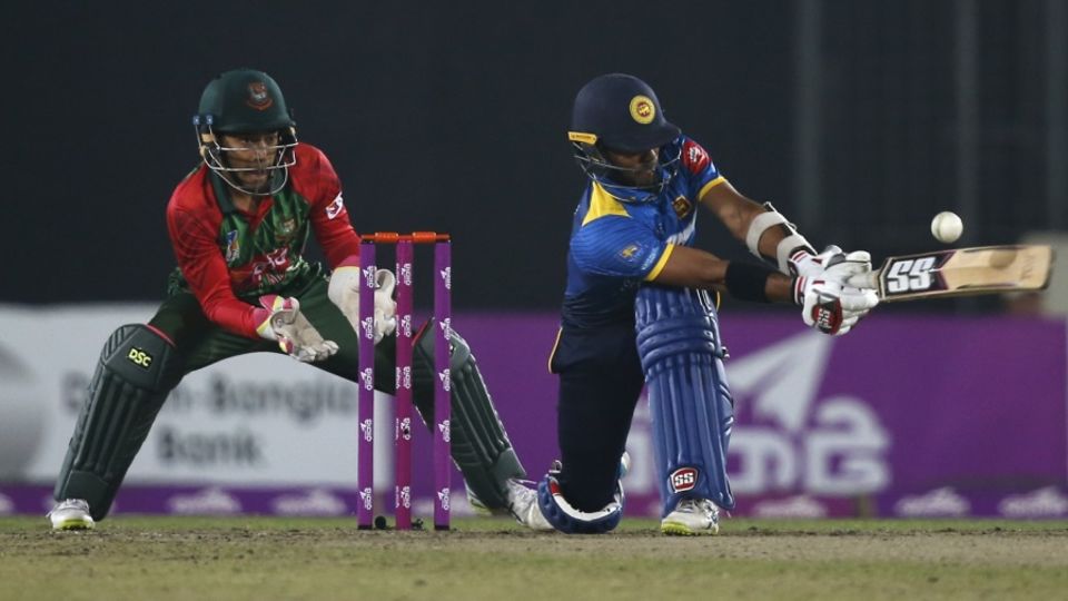 Dasun Shanaka sweeps towards the leg side