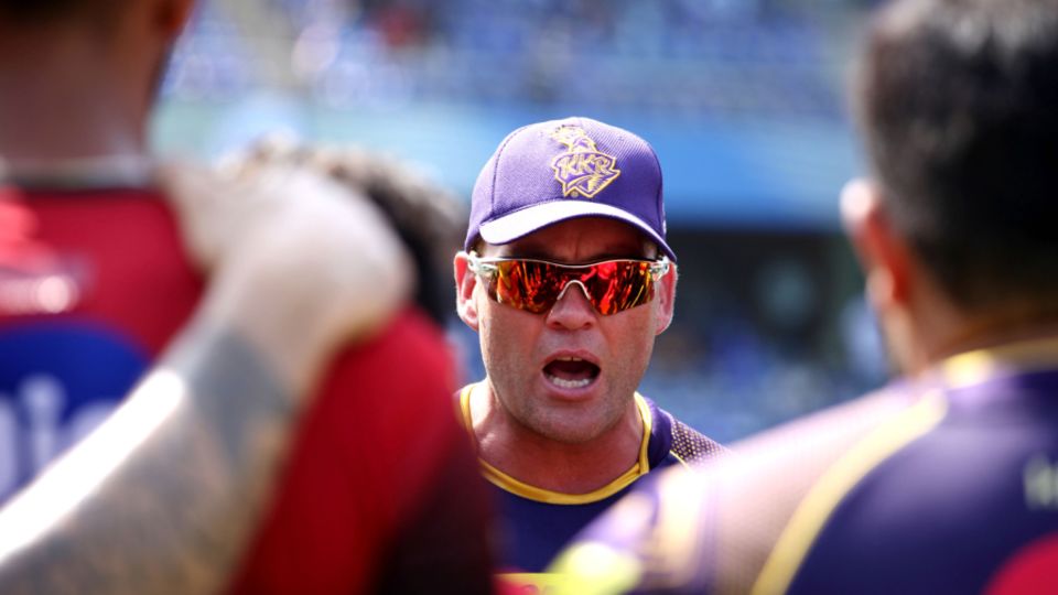 Jacques Kallis delivers a pep-talk in the team huddle