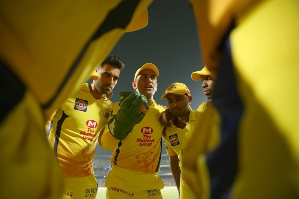 MS Dhoni leads yet another team talk