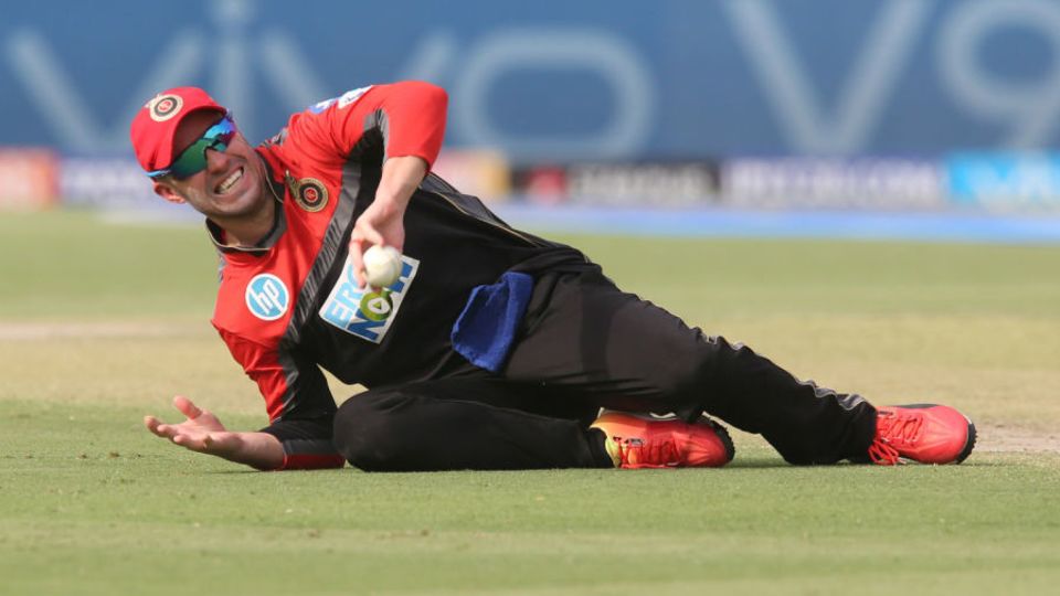 AB de Villiers pulls off a one-handed stop at extra cover