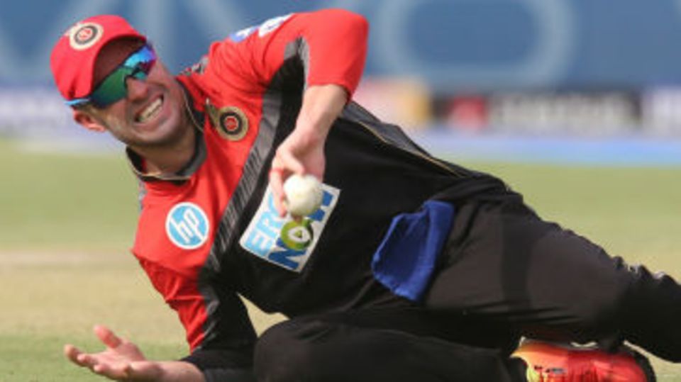 AB de Villiers pulls off a one-handed stop at extra cover