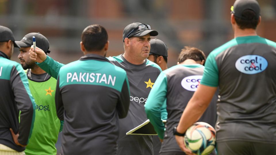 Mickey Arthur talks to the Pakistan squad