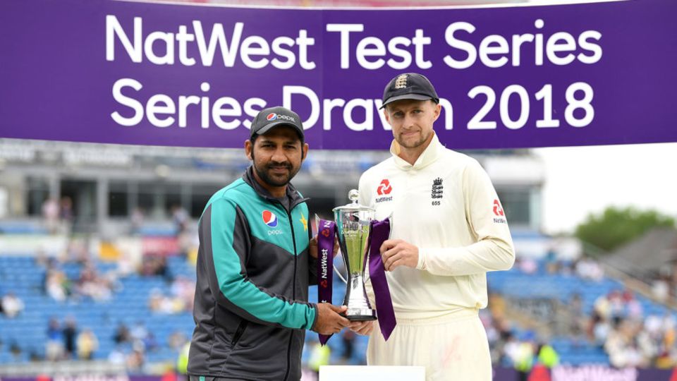 Sarfraz Ahmed and Joe Root with the shared series trophy