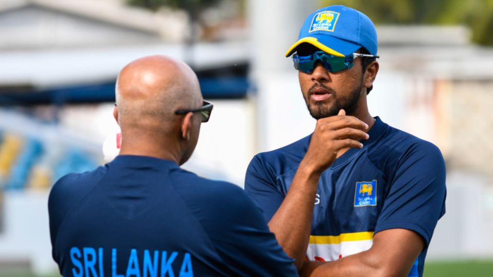 Dinesh Chandimal has a chat with head coach Chandika Hathurusingha