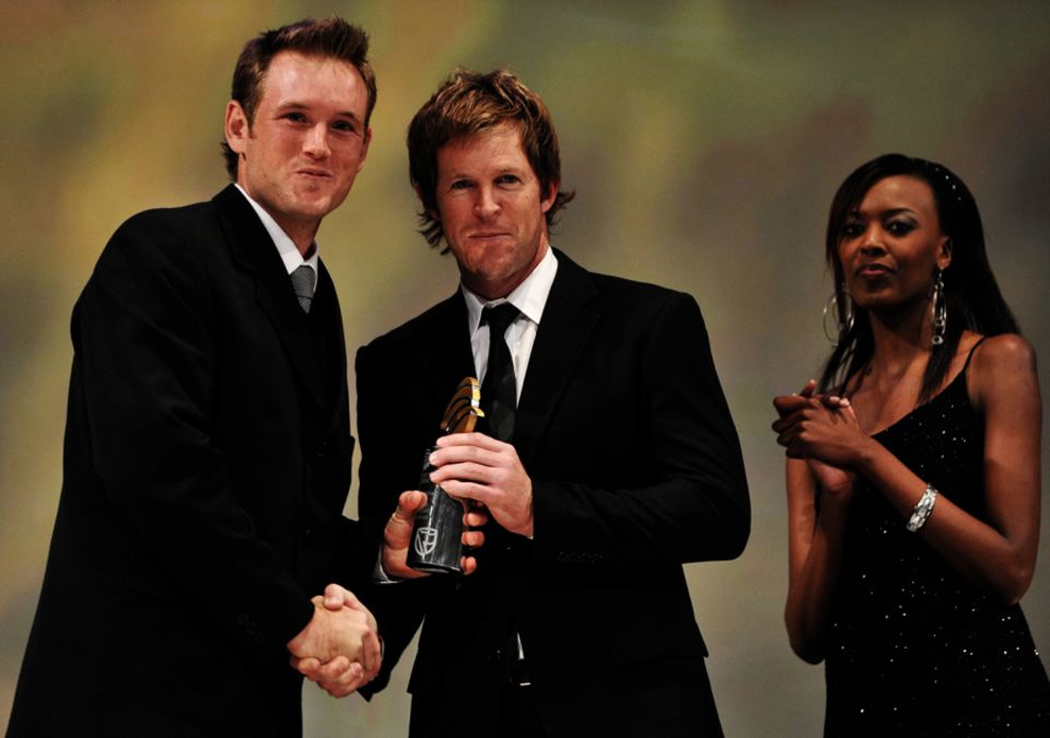 Ingram accepts his T20 Cricketer of the Year award from Jonty Rhodes at the CSA awards in 2010