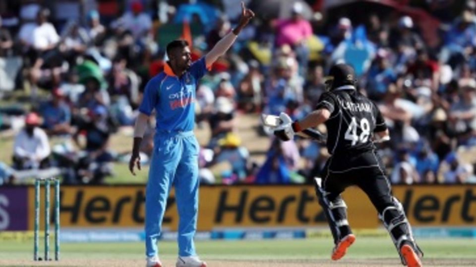 Hardik Pandya urges the captain to review a decision