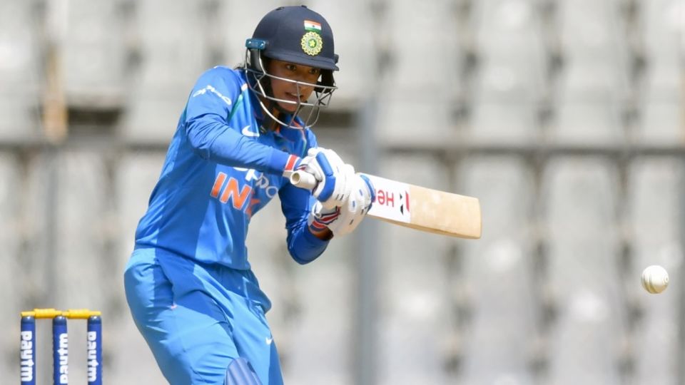 Smriti Mandhana shapes to pull