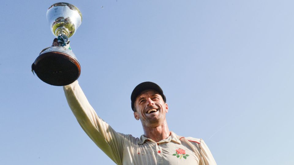 Dane Vilas celebrates with the Division Two trophy