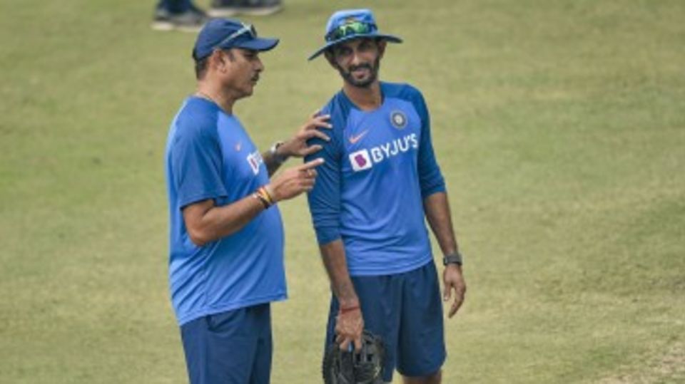 Head coach Ravi Shastri and batting coach Vikram Rathour have a chat