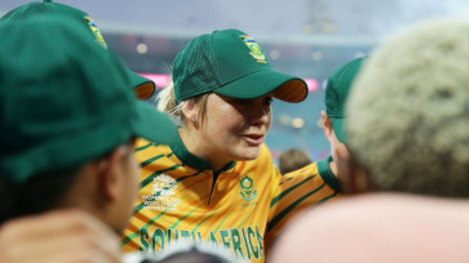 Dane van Niekerk leads a team talk