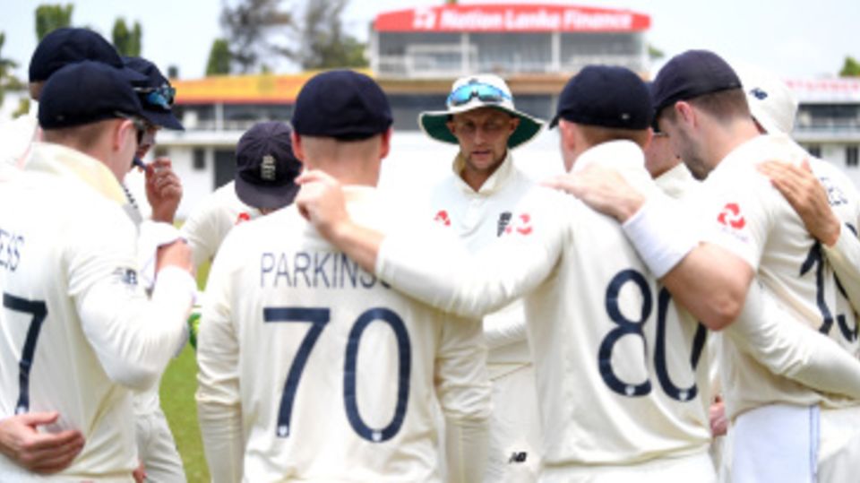 Joe Root addresses his players