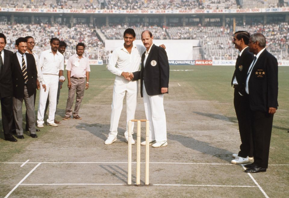 Calcutta 1991: Rice and Azharuddin at the toss. Before the game started, South Africa's captain also released a dozen doves from the middle, and the visiting team took a lap of the ground