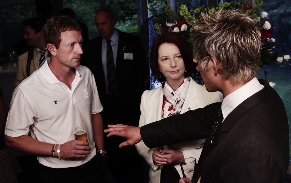 Paine talks to PM Julia Gillard and Paul Collingwood in January 2011, the day before he captained the Prime Minister's XI against England. (Note swollen finger)
