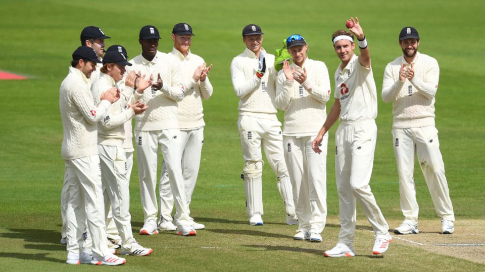 Stuart Broad acknowledges his 500th Test wicket