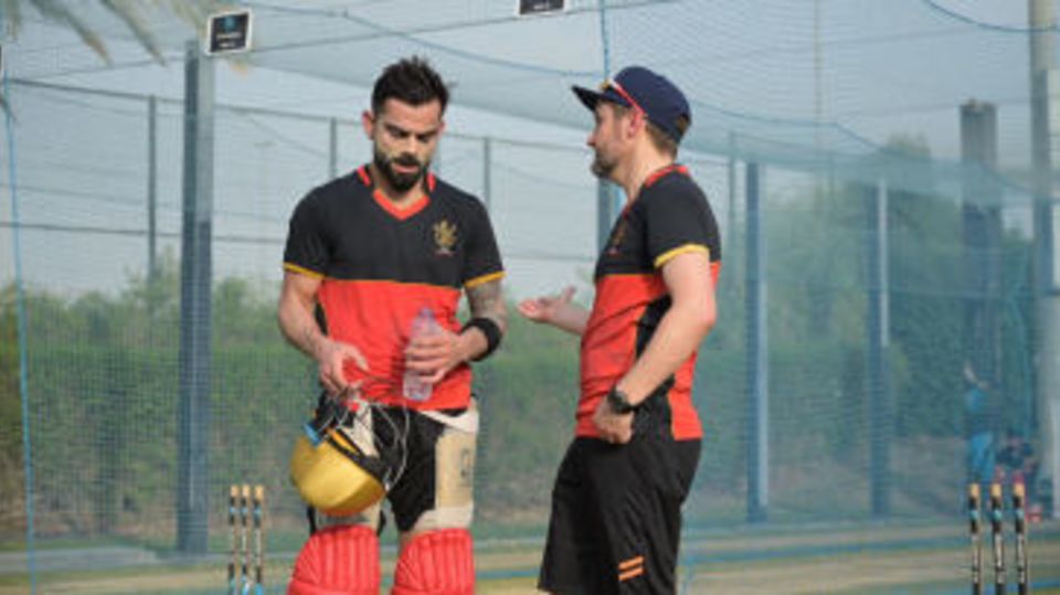 Virat Kohli and Mike Hesson have a chat in the nets