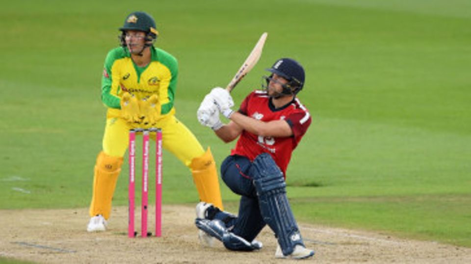 Dawid Malan slog-sweeps for another boundary