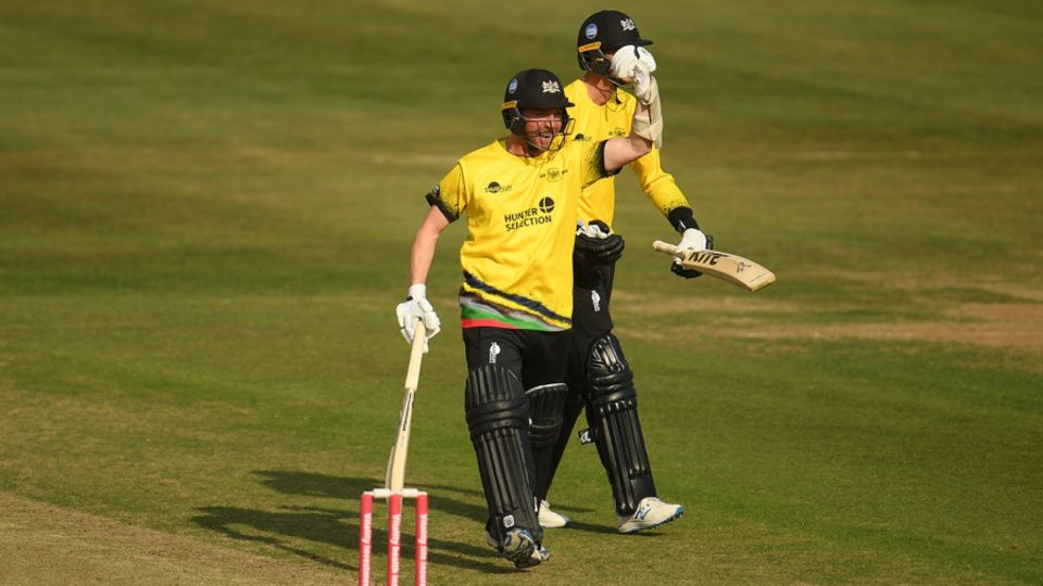 Tom Smith's last-ball four dumped Somerset out of the Blast