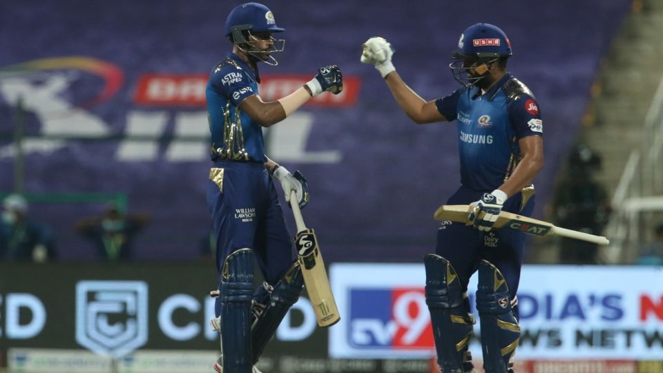 Hardik Pandya and Rohit Sharma chat in the middle