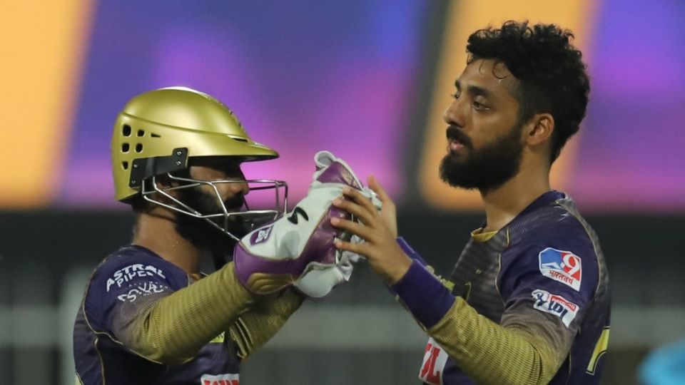 Varun Chakravarthy celebrates Shikhar Dhawan's wicket with Dinesh Karthik