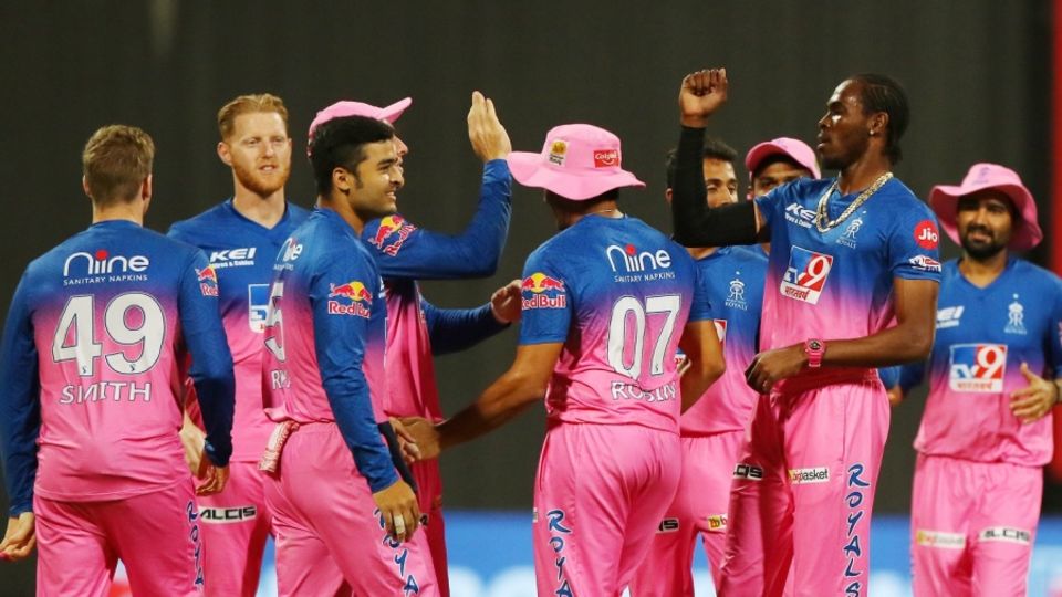 Jofra Archer celebrates a wicket with his team
