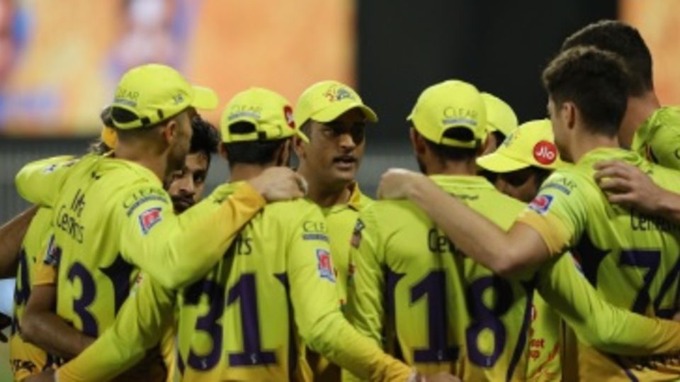 MS Dhoni speaks in the team huddle
